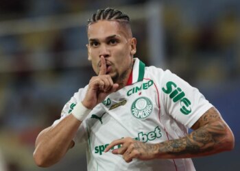 STJD absolve Paulinho por comemoração de gol em Flamengo x Palmeiras